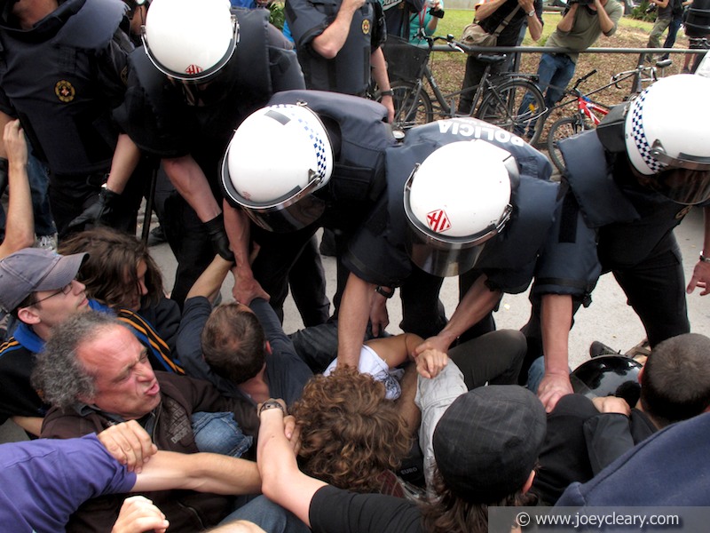 Police remove protesters, Plaça Catalunya